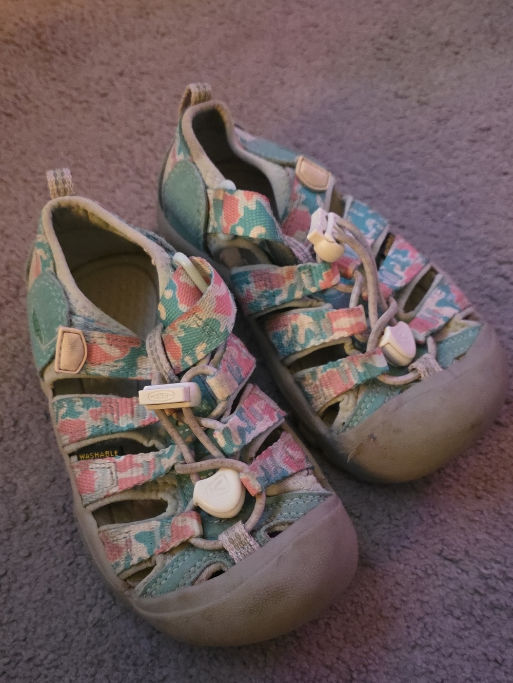 Keen Kids Teal and Pink Camouflage Closed-Toe Sandals
